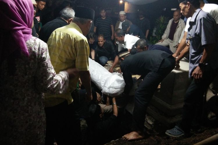 Jenazah Produser RTV, Sandy Syafiek, dikebumikan di pemakaman keluarga, Jalan Komud Supadio, Kecamatan Cicendo, Bandung, Sabtu (10/2/2018) malam. 