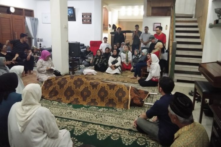 Jenazah Produser RTV, Sandy Safiek saat disemayamkan di rumah duka, Jalan Komud Supadio, Kecamatan Cicendo, Bandung, Sabtu, (10/2/2018).