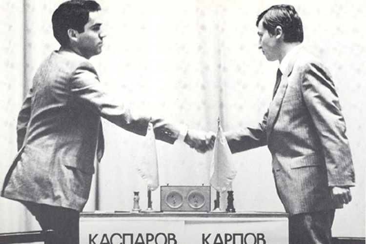 Garry Kasparov (kanan) menyalami Anatoly Karpov dalam laga memperebutkan gelar juara dunia di Moskwa pada 1985.