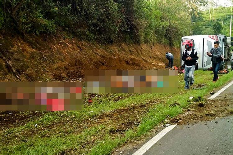 Warga melihat lokasi tabrakan di Tanjakan Emen, Kabupaten Subang, Jawa Barat, Sabtu (10/2). Sebanyak 26 orang meninggal dunia dan 17 orang luka-luka akibat kecelakaan bus pariwisata di Tanjakan Emen, Subang, Jawa Barat. 