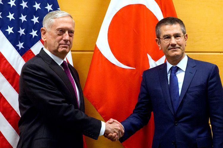 Menteri Pertahanan AS Jim Mattis (kiri) bertemu dengan Menteri Pertahanan Turki Nurettin Canikli pada Rabu (14/2/2018) malam di sela-sela pertemuan NATO di Brussels.