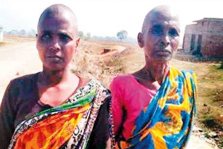 Karo Devi (65) dan putrinya, Basanti Devi (35), warga sebuah desa di Jharkand, India, mengalami persekusi karena dituduh sebagai penyihir.
