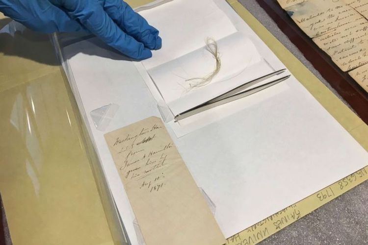 Rambut presiden pertama Amerika Serikat George Washington ditemukan di dalam amplop yang terselip di dalam buku penanggalan. (AP via ABC News)
