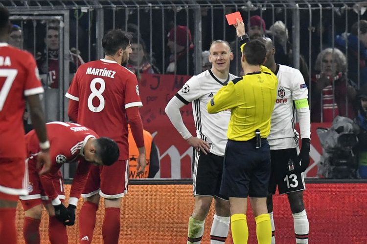 Bek Besiktas, Domagoj Vida (ketiga dari kanan), menerima kartu merah pada laga leg pertama babak 16 Besar Liga Champions melawan FC Bayern Muenchen di Stadion Allianz Arena, Muenchen, Jerman, Selasa (20/2/2018).