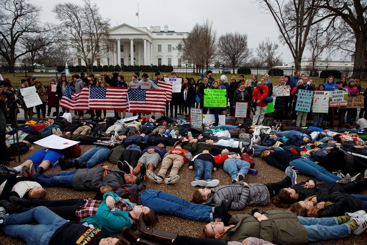 Para pelajar melakukan unjuk rasa di depan Gedung Putih memprotes aturan pengendalian senjata, Senin (19/2/2018). (AP Photo)