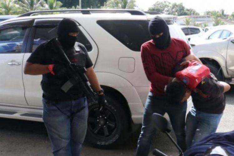 Salah seorang ditangkap pada di Sandakan, Malaysia, pada 25 Februari 2018. (The Star via Straits Times)