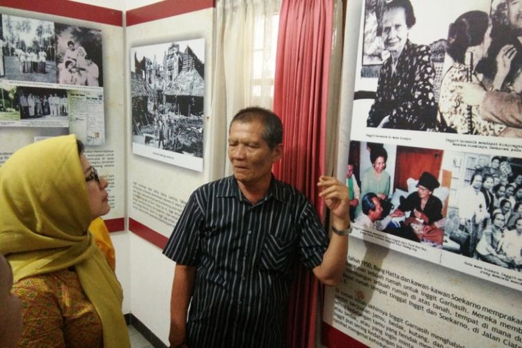 Calon Wali Kota Bandung Nurul Arifin saat mendapat penjelasan dari Tito Zaini, cucu pejuang perempuan Inggit Garnasih di rumah Inggit Garnasih, Jalan Ciateul, Bandung, Rabu (21/2/2018).
