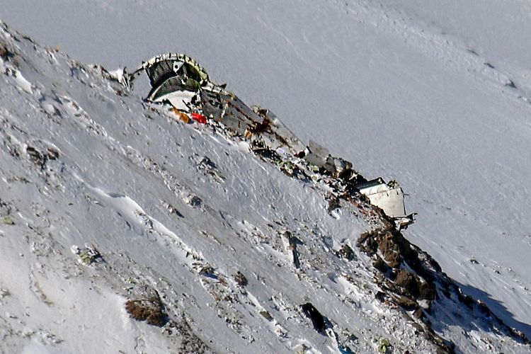 Gambar ini diambil pada Selasa (20/2/2018) menunjukkan reruntuhan pesawat yang jatuh di dekat puncak gunung dua hari sebelumnya di pegunungan Zagros, Iran. (AFP/Mohammed Khademosheikh)