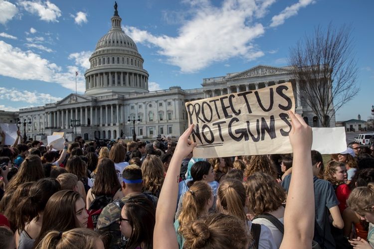 Murid sekolah dari Montgomery County melakukan aksi solidaritas mengenang korban penembakan di Florida. Aksi tersebut berlangsung di Gedung Capitol di Washington DC, Rabu (21/2/2018). (AP Photo/ J Scott Applewhite)