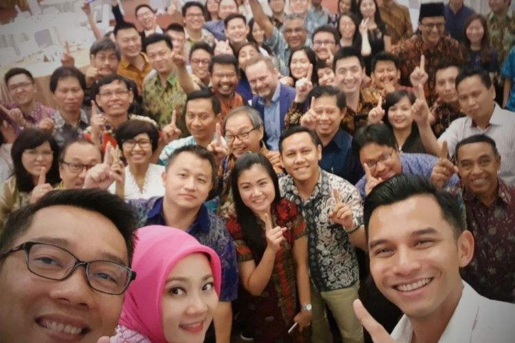 Calon gubernur Jawa Barat Ridwan Kamil saat berswafoto bersama para alumni UC Berkeley Amerika dalam kegiatan galang danaJIEXPO, Kemayoran, Jakarta, Sabtu (24/2/2018) malam.   