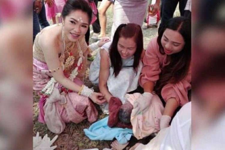 Seorang perempuan melahirkan bayi saat acara pernikahan temannya di Nakhon Ratchasima, Thailand, pada Sabtu (24/2/2018), (The Straits Times)