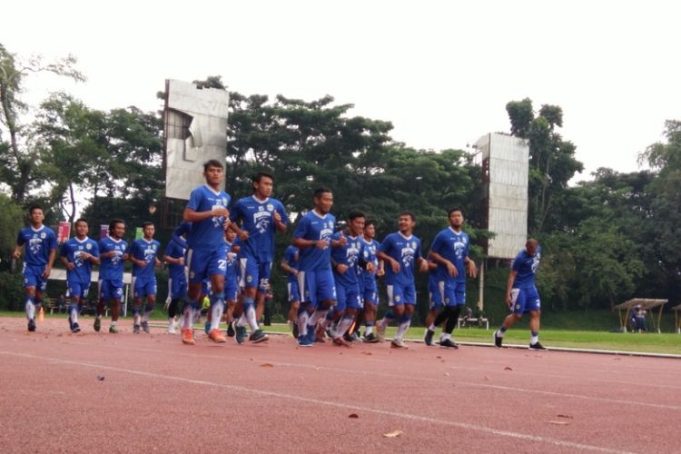 Para pemain Persib Bandung saat berlari di lintasan atletik GOR Padjadjaran, Bandung, Senin (26/2/2018).