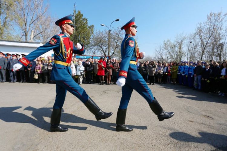 Tentara negara Transnistria mengikuti parade memperingati Hari Republik di pusat ibu kota Tiraspol.