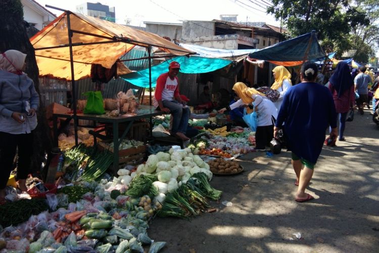 Sejumlah warga saat berbelanja di pasar tumpah Jalan Cikutra, Bandung, Selasa (27/2/2018).