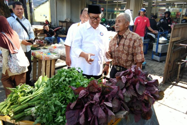 Calon Wali Kota Bandung Oded M Danial saat blusukan ke pasar tumpah di Jalan Cikutra, Bandung, Selasa (27/2/2018).
