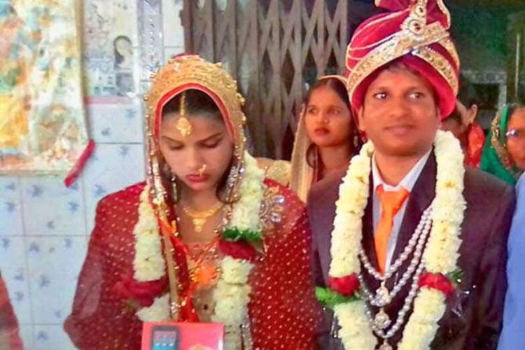 Ravi Kumar tersenyum setelah menikahi Neha yang menggantikan calon istri sebelumnya yang tak mau melanjutkan pernikahan karena rambut sang pria yang mulai menipis.