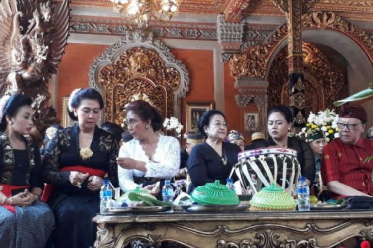 Menteri Kelautan dan Perikanan Susi Pudjiastuti dan sejumlah pejabat menghadiri upacara Ngaben keluarga Kerajaan Puri Ubud di Puri Agung Ubud, Gianyar, Bali, Jumat (2/3/2018). 