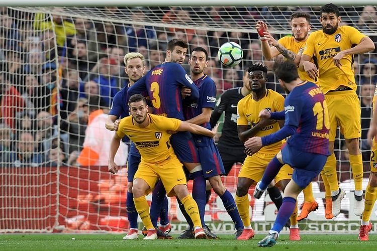 Penyerang Barcelona, Lionel Messi (kanan), melakukan tendangan bebas untuk membobol gawang Atletico Madrid dalam pertandingan Liga Spanyol di Camp Nou, Barcelona, Minggu (4/3/2018).