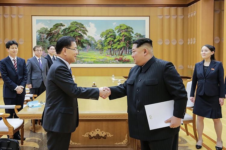 Pemimpin Korea Utara Kim Jong Un (kanan), berjabat tangan dengan Kepala Keamanan Nasional Korea Selatan yang bertindak sebagai ketua delegasi, Chung Eui Yong di Pyongyang Senin (5/3/2018). Kim memegang sebuah dokumen yang disinyalir berisi permintaan Presiden Moon Jae In untuk mengadakan Konferensi Antar-Korea.