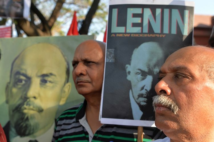 Para aktivis Pusat Persatuan Sosialis India (SUCI) menggelar protes terkait penghancuran patung Vladimir Lenin di negara bagian Tripura.