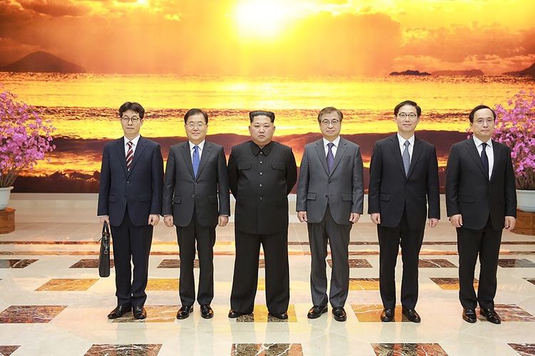 Pemimpin Korea Utara Kim Jong Un (tiga dari kiri) berpose bersama delegasi Korea Selatan di markas besar Partai Buruh di Pyongyang Senin (5/3/2018). Ini merupakan pertemuan pertama Kim dengan Korea Selatan sejak naik menggantikan ayahnya, Kim Jong Il, di 2011.