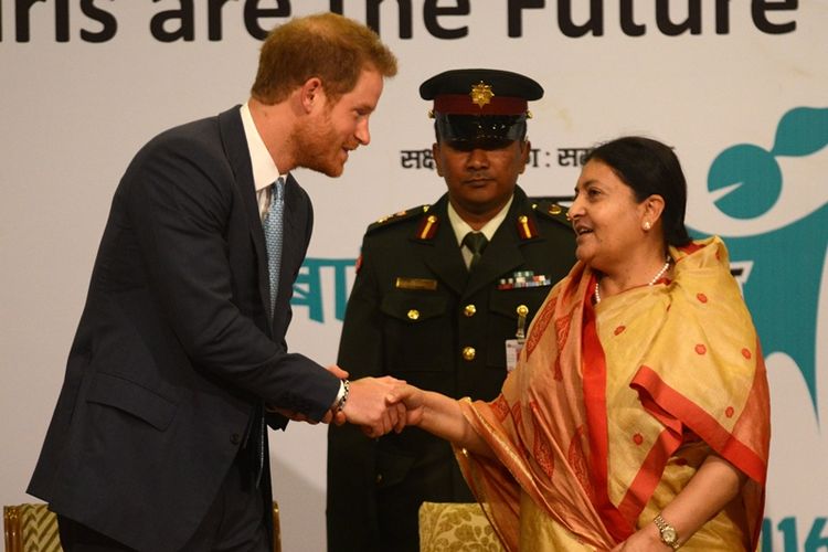 Presiden Nepal Bidhya Devi Bhandari (kanan) dan Pangeran Harry dari Inggris (kiri) berjabat tangan saat dimulainya KTT Perempuan Nepal 2016 di Kathmandu, 23 Maret 2016. (AFP/Prakash Mathema)