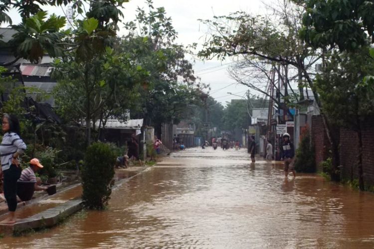Kondisi area pemukiman di RW 04 Kelurahan Cisaranten Endah, Kecamatan Arcamanik yang tergenang banjir, Jumat (9/3/2018).