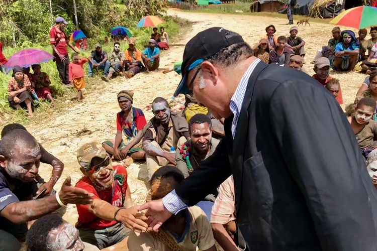 Perdana Menteri Papua Nugini Peter ONeill mengunjungi penduduk desa di Tari, di provinsi Hela, setelah gempa melanda daerah terpencil di dataran tinggi, Rabu (7/3/2018). (AFP/Kantor Perdana Menteri Papua Niugini)
