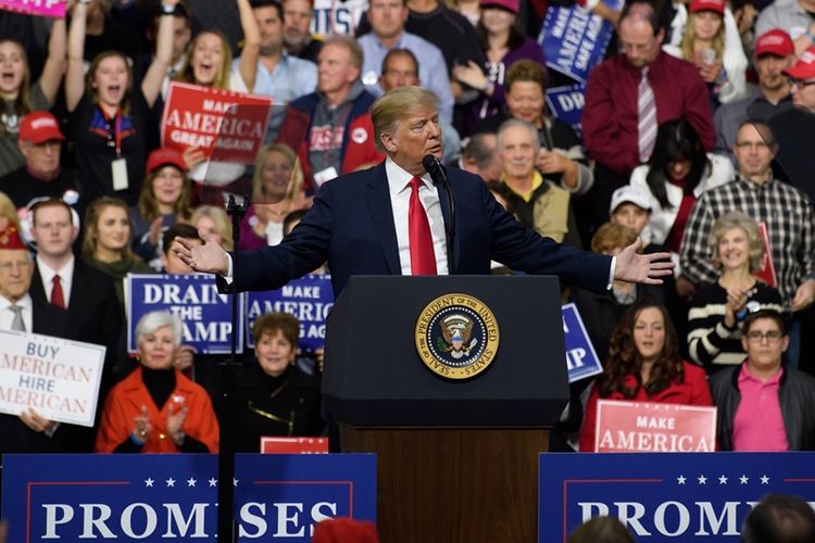 Presiden Amerika Serikat Donald Trump berbicara kepada para pendukung di Atlantic Aviation Hanger, Moon Township, Pennsylvania, Sabtu (10/3/2018). (AFP/Jeff Swensen)