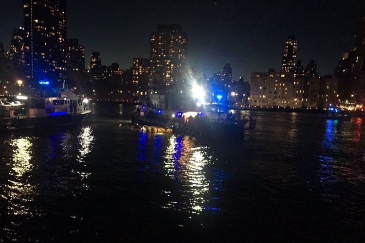 Suasana lokasi kecelakaan helikopter di East River di New York, Manhattan, Amerika Serikat, Minggu (11/3/2018). (Kepolisian Kota New York via AP Photo)