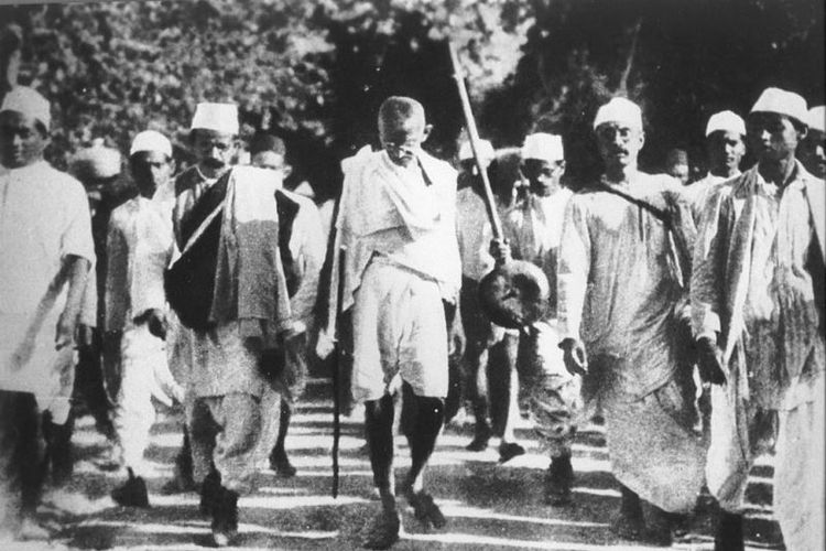 Mahatma Gandhi saat memimpin long march menentang monopoli garam yang diberlakukan pemerintah kolonial Inggris.