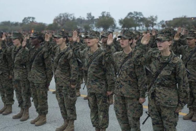 Batalion Latihan Keempat Marinir Amerika Serikat yang baru direkrut ketika menjalani sumpah saat acara penyerahan emblem (15/2/2017).