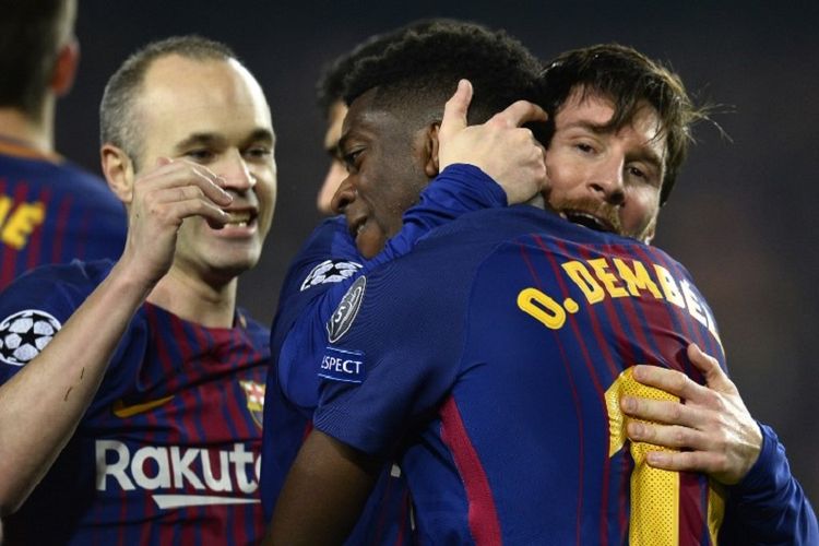 Andres Iniesta dan Lionel Messi menyelamati Ousmane Dembele yang mencetak gol kedua Barcelona ke gawang Chelsea pada pertandingan babak 16 besar Liga Champions di Stadion Camp Nou, Rabu (14/3/2018).