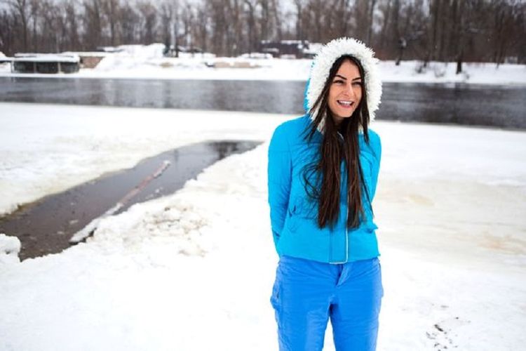 Irina Vladimirskaya (32) yang gemar berenang di sungai yang membeku.