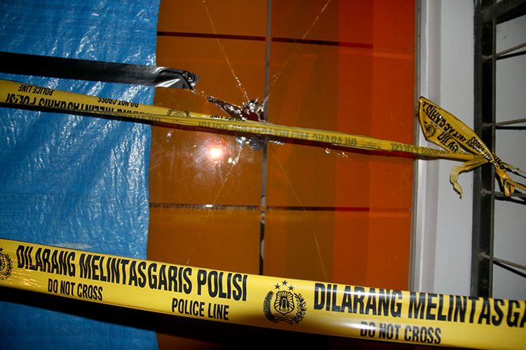 Sebuah mesin anjungan tunai mandiri (ATM) BNI yang berlokasi di kawasan pasar Desa Teungkop, Kecamatan Darussalam, Aceh Besar dirusak orang tak dikenal. diduga pelaku nekat menghancurkan kaca dinding dan pintu atm tersebut dengan menggunakan palu. Sabtu (17/03/18)