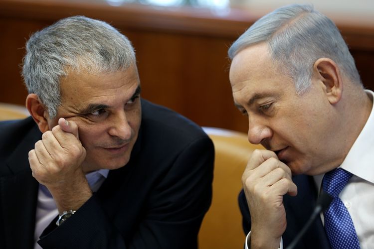 Perdana Menteri Israel Benjamin Netanyahu (kanan) bersama Menteri Keuangan Moshe Kahlon.