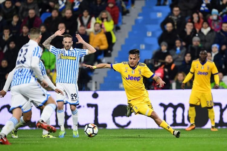 Penyerang Juventus, Paulo Dybala, mencoba menerobos rapatnya pertahanan SPAL 2013 pada pertandingan Serie A di Stadion Paolo Mazza, Sabtu (17/3/2018). 