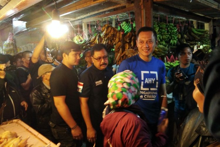 Komandan Komando Satuan Tugas Bersama (Kogasma) Partai Demokrat Agus Harimurti Yudhoyono (AHY) saat berkunjung ke Pasqr Antri, Kota Cimahi, Sabtu (17/3/2018)
