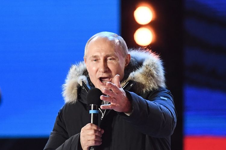 Presiden Vladimir Putin berpidato kepada para pendukungnya dalam kampanye dan konser memperingatik ulang tahun keempat aneksasi Crimea di Lapangan Manezhnaya, Moskwa pada Minggu (18/3/2018).