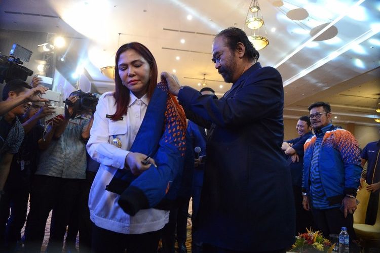 Bupati Minahasa Utara Vonny Anneke Panambunan dipakaikan jaket Nasdem oleh Surya Paloh, Rabu (21/3/2018).