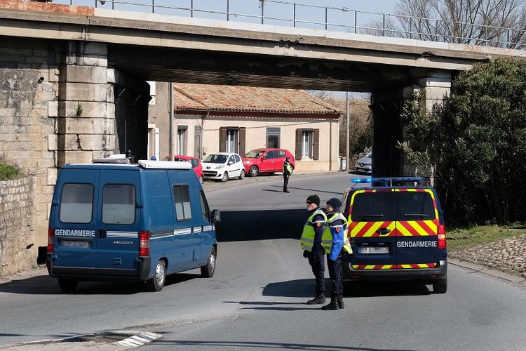 Kepolisian Perancis memblokir jalan masuk ke kota Trebes, tempat seorang pria melakukan penyanderaan di sebuah supermarket, Jumat (23/3/2018). 