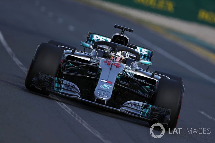 Lewis Hamilton saat menjalani sesi latihan bebas 2 F1 GP Australia 2018, Jumat (23/03/2018)