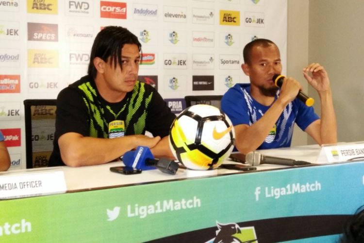 Kapten tim Persib Bandung Supardi Nasir bersama asisten pelatih Persib, Fernando Soler saat ditemui dalam konferensi pers jelang laga kontra PS Tira di Graha Persib, Jalan Sulanjana, Minggu (25/3/2018).