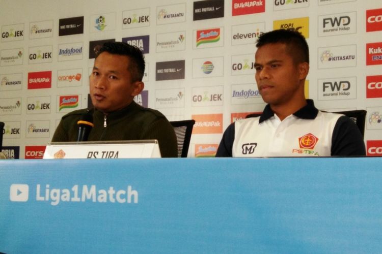 Pelatih PS Tira Rudy Eka bersama kapten tim Manahati Lestusen dalam konferensi pers jelang laga kontra Persib di Graha Persib, Jalan Sulanjana, Minggu (25/3/2018).