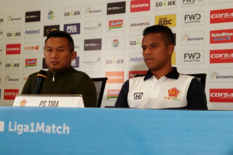 Pelatih PS Tira Rudy Eka bersama kapten tim Manahati Lestusen dalam konferensi pers jelang laga kontra Persib di Graha Persib, Jalan Sulanjana, Minggu (25/3/2018).