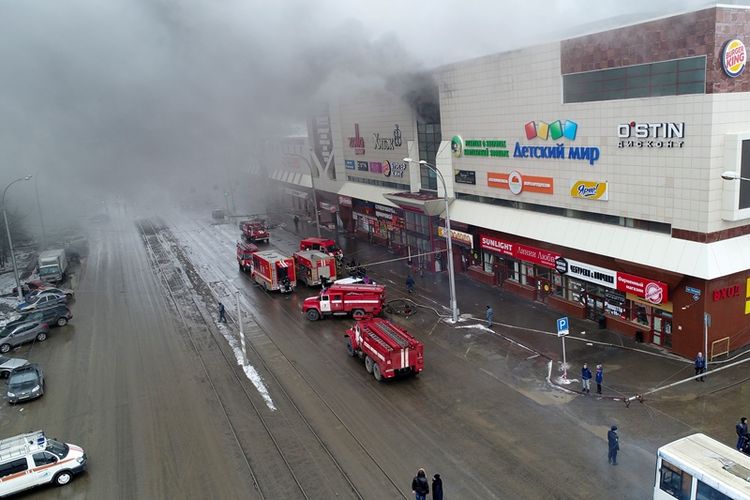 Pemadam kebakaran berusaha keras menjinakkan api yang melalap Pusat Perbelanjaan Winter Cherry di Kemerovo, Rusia Minggu (25/3/2018). Dalam kebakaran tersebut, 56 orang dinyatakan tewas, sementara 64 orang, 41 di antaranya anak-anak, lainnya masih hilang.
