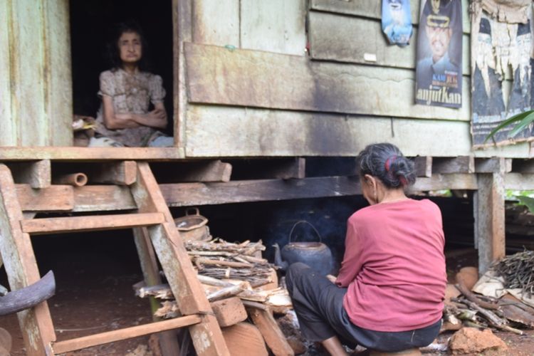 Seorang nenek di Kota Baubau, Sulawesi Tenggara, Halimah (70), tinggal   bersama seorang putrinya, Wa Jia (50), yang telah lumpuh sejak lahir dan tidak bisa melihat sempurna.  Hidupnya yang miskin, membuat nenek yang tinggal di Kelurahan Kampoenaho, Kecamatan Bungi, tersebut pasrah dengan keadaan dan hanya mengharapkan bantuan dari sanak keluarga dan juga para tetangganya.