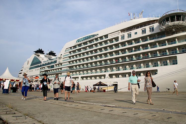 Kapal Pesiar wisata MS. Seabourn Encore berbendera Bahamas/Nasau singgah di Pelabuhan Teluk Sabang, Dermaga Container Terminal (CT) 3 yang berada di Gampong Kuta Timu, Sukakarya, Kota Sabang, Selasa (27/03/18). menempuh perjalanan dari Phuket. kapal Pesiar ini sebelumnya berlabuh dari Thailand dengan mengangkut 975 orang yang terdiri dari 552 Penumpang dan 423 Kru kapal.