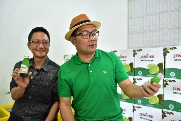 Ridwan Kamil bersama pemilik minuman Jeniper Dede Purnama saat meninjau produksi minuman Jeniper di Kanupaten Kuningan, Senin (26/3/2018) kemarin. 