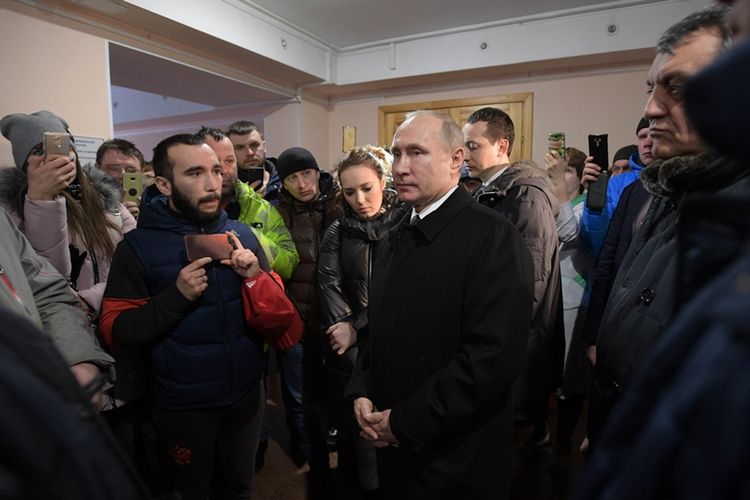 Presiden Rusia Vladimir Putin ketika mengunjungi Kemerovo, dan berbicara dengan sejumlah keluarga yang anggotanya menjadi korban (27/3/2018). Kebakaran di mal Winter Cherry Minggu (25/3/2018) menewaskan 64 orang, dengan 41 di antaranya anak-anak.